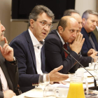 Majo, ayer con su equipo de gobierno durante el balance de sus primeros cien días de gobierno.