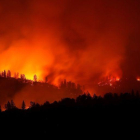 El incendio quema las montañas cerca de Oroville, California.