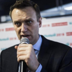 Navalni interviene durante la inauguración de su oficina de campaña en Chelyabinsk, en los Urales (Rusia), el 15 de abril.