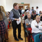Momentos previos a la asamblea del congresillo del PSOE, ayer en Valdefresno. JESÚS F. SALVADORES