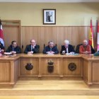 La reunión se celebró ayer en el Ayuntamiento de Santa Colomba de Somoza. DL