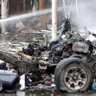Restos de un coche destruido por las bombas que han estallado en el centro comercial.