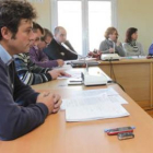 El concejal de Inpovi, en primer plano, sigue el transcurso del pleno de ayer.