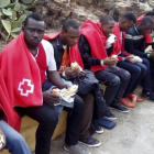 Inmigrantes subsaharianos que viajaban a bordo de la patera llegada a las costas de Ceuta.