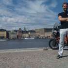 Jesús Nieto posa junto a su moto en Estocolmo, una de las ciudades por las que pasó en su último viaje. Dl