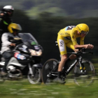 Chris Froome, perseguido por las motos del Tour, camino de Megève.