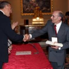 El director de Cáritas de Astorga recibe el premio de manos de la Reina, ante Caldera y Valcarce