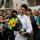 Nathan Law, uno de los líderes de la 'revolución de los paraguas' en el 2014, celebra con sus seguidores el escaño ganado en las elecciones legislativas de Hong Kong.
