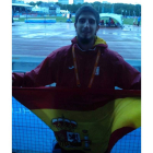El atleta leonés Dani Pérez posa con la bandera de España