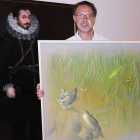 Adolfo Álvarez Barthe, con dos de las singulares creaciones que expone en el museo.