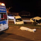 El cadáver de la víctima yace en el suelo instantes después de que se produjera el accidente.
