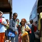 Los niños fueron recibidos en Carracedelo por sus familias de acogida, con las que pasarán dos meses