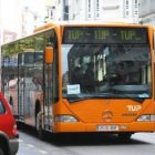 Uno de los autobuses urbanos, circulando por el centro de la ciudad