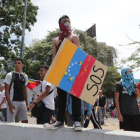 Opositores participan en una manifestacion en las calles de Caracas, Venezuela.