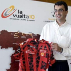El director de la Vuelta, Javier Guillén, con el maillot de líder diseñado por Custo Dalmau.