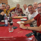 Los ‘deportivos’ de Diario de León, reunidos delante de la mesa y el mantel. DL