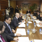 Rosa Valdeón y Juan Carlos Suárez-Quiñones recibieron ayer a los presidentes provinciales. N. GALLEGO