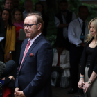 Kevin Spacey comparece a la puerta de la corte londinense de Southwark tras ser declarado no culpable de delitos sexuales a cuatro hombres. ANDY RAIN