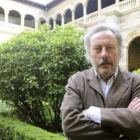 Imagen de Julio Llamazares, ayer, en el claustro de San Marcos.