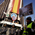 Taxistas ante la sede del PP, este lunes.