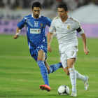 El jugador de Kuwait Fahad, a la izquierda, lucha por el balón con Cristiano, ayer el capitán.