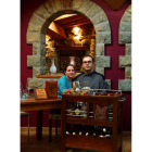Irina Casares y Rubén Morán en el comerdor de su restauranteEl Desván, en Posada de Valdeón.