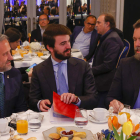 Juan García-Gallardo (c) con Carlos Pollán e Iván Espinosa de los Monteros, ayer en el desayuno. J. J. GUILLÉN