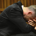 Oscar Pistorius llora durante la declaración de un testigo, en el juicio que se sigue contra él en el Tribunal Superior de Pretoria y que se ha reanudado este lunes.