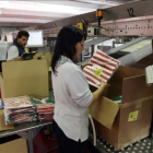 Empleados y empleadas en una empresa textil.