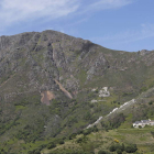 La Peña del Seo, con las ruinas del poblado minero a la derecha, en una imagen tomada en el verano de 2012
