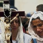 Dos devotas participan en la peregrinación anual hacia el santuario de Fátima.