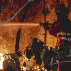 Un bombero lucha contra las llamas en uno de los parajes incendiados. EFE