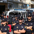 Policías nacionales en la localidad de Pineda de Mar.