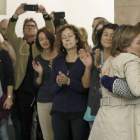 La presidenta del Parlament, Carme Forcadell, ovacionada por los trabajadores a su llegada al Parlament, tras su citación judicial ayer ante el Tribunal Supremo en Madrid.