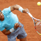 El tenista Rafa Nadal realiza un saque.