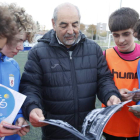 El presidente de la Peña, Manolo Díaz, junto a los futbolistas Miguel, Acedo, Ángel y David. RAMIRO