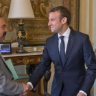 Macron (derecha) saluda al líder de la CGT, Philippe Martinez, en el palacio del Elíseo, en París, el 23 de mayo.