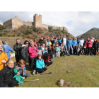 Pacientes del Bierzo y Navarra, junto a los acompañantes en la primera etapa de entrenamiento, frente al Castillo de Cornatel. ANA F. BARREDO