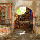 La iglesia de Santa María de Escayos se cae a pedazos, como se aprecia en la imagen del interior de este templo prerrománico.