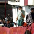 Los pasajeros del «Al-Mari» esperan en el barco a ser evacuados