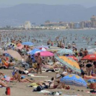 La costa valenciana abarrotada de turistas, en una imagen de archivo.