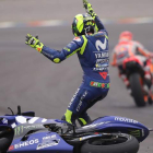 Rossi recrimina a Márquez el polémico adelantamiento que acabó con el italiano en el suelo. N. AGUILERA