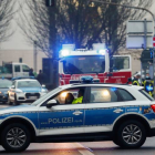 Un coche policial bloquea el acceso a una carretera de Tréveris (Alemania), este martes. JULIEN WARNAD