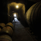 Interior de una de las bodegas donde duermen los vinos de Valdevimbre. JESÚS F. SALVADORES