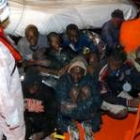 Varios inmigrantes en la cubierta de una embarcación rescatada en el 2005  cerca de Fuerteventura