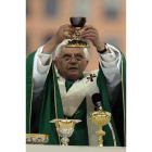 El Papa Benedicto XVI con el cáliz de la Última Cena de Valencia