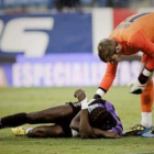 El portero del Atlético De Gea, a la derecha, se interesa por el estado de Manucho.