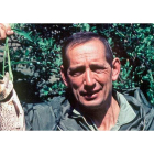 El escritor vallisoletano Miguel Delibes, gran aficionado a la pesca, sostiene una trucha en la mano. EFE