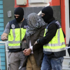 La policía traslada a uno de los detenidos en Ceuta por su presunta relación con las organizaciones terroristas Estado Islámico y Jabhat al Nusra.