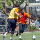 Ronaldinho intenta superar a Motta durante un entrenamiento del equipo de esta semana